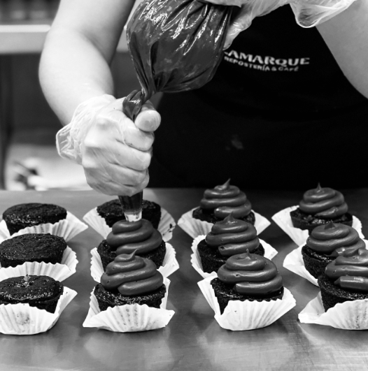 Decoración de cupcakes en cocina de repostería